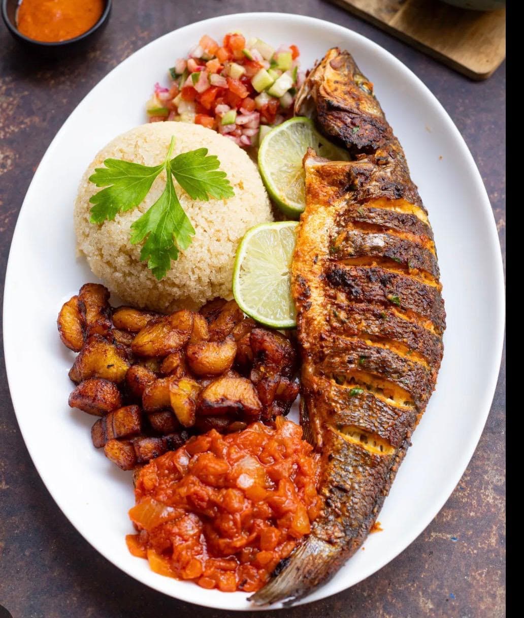 Dorade grillé accompagné d'attieke et alloco
