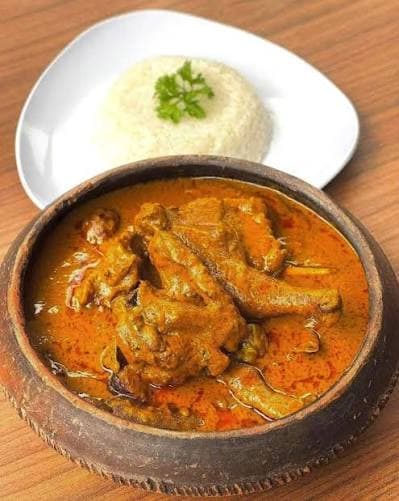 Sauce graine au poulet avec du riz